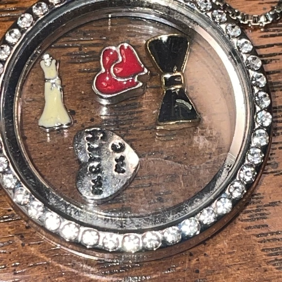 Elegant Silver and Black Pendant marry me! Hearts and wedding dress - Picture 1 of 6